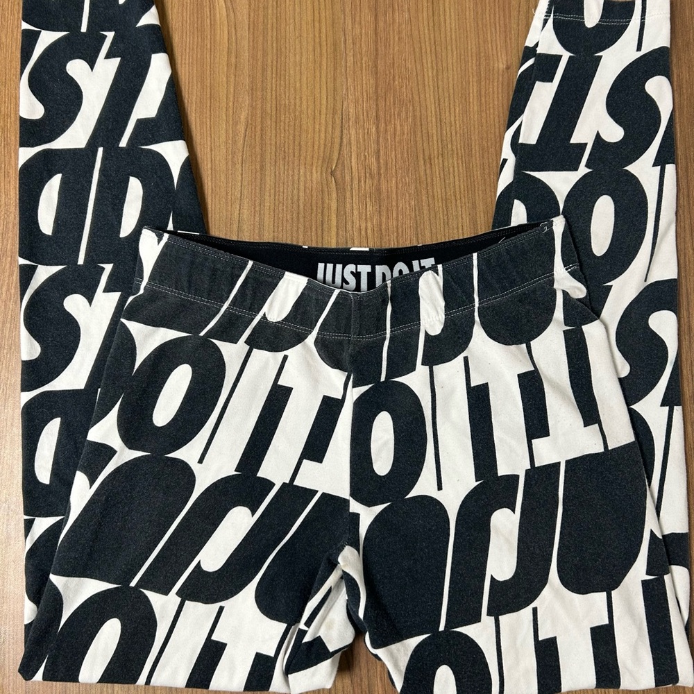 Nike Monochrome Graphic Leggings